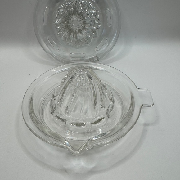 Vintage double stacked glass citrus juicer. - Picture 2 of 7